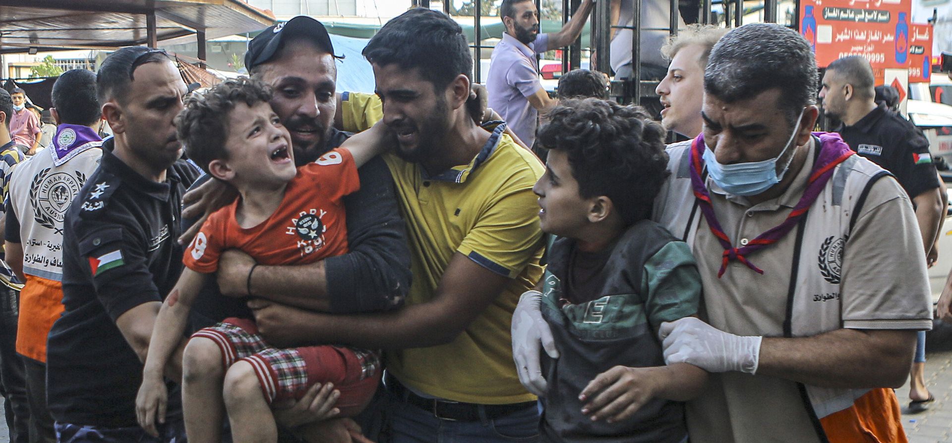 Niños palestinos heridos llegan al hospital de al-Shifa, luego de los ataques aéreos israelíes en la ciudad de Gaza, en el centro de la Franja de Gaza, el martes 17 de octubre de 2023. (Foto AP/Abed Khaled) Niños palestinos heridos llegan al hospital de al-Shifa, luego de los ataques aéreos israelíes en la ciudad de Gaza, en el centro de la Franja de Gaza, el martes 17 de octubre de 2023. (Foto AP/Abed Khaled)