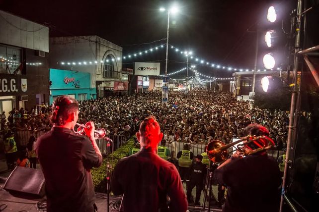 Los artistas y comparsas compartieron la alegría de la comunidad en una noche inolvidable en la que los villagalvenses rememoraron la fundación de la ciudad.