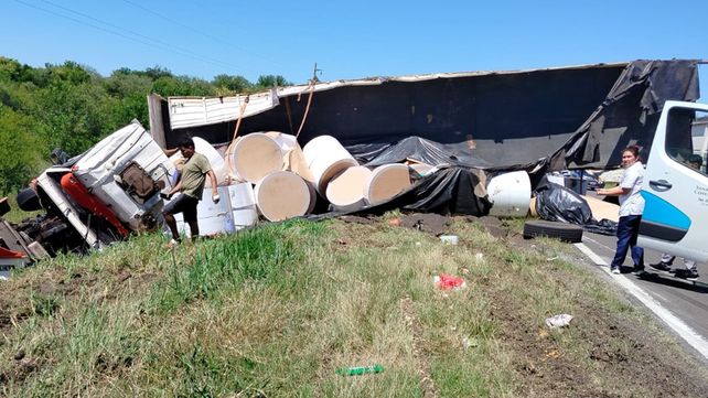 Un camión mordió la baquina despistó hacia la izquierda y dejó caer las bobinas de papel que transportaba en la traza de la ruta 12