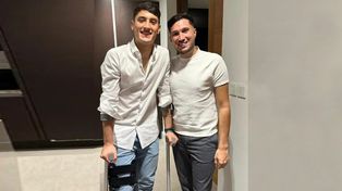 Alejo junto a su hermano Sebastián en la última noche de 2023.