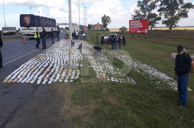 Secuestraron más de dos toneladas de marihuana a la altura de la Autopista Santa Fe - Rosario