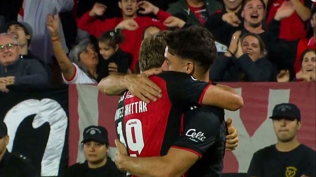 El abrazo de Cóccaro con el autor del gol