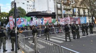 La Multisectorial contra el Ajuste y las Políticas Antiderechos se concentró en la plaza Montenegro y marchó hacia el Monumento, no pasó de Laprida y Córdoba.