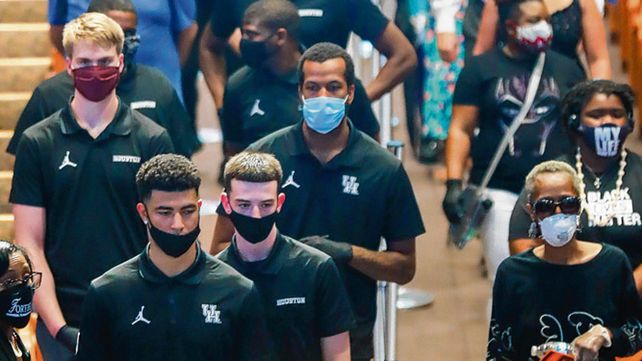Adi&oacute;s. J&oacute;venes despiden en Houston a Floyd