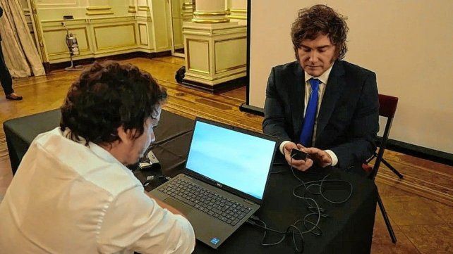 El presidente Javier Milei fue el primero en tramitar el nuevo DNI.