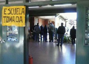 Padres de alumnos toman la escuela en apoyo al director echado en Oberá