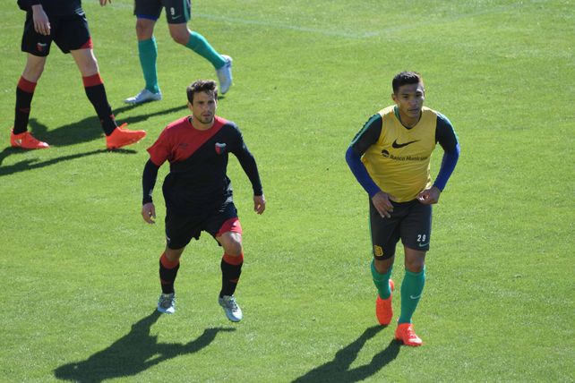 Lucas Ceballos sigue de cerca a Teófilo Gutiérrez en el amistoso que se jugó ayer en Arroyo Seco.