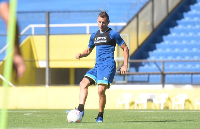 Marco Ruben regresó de Uruguay pero debió aislarse por contacto estrecho.