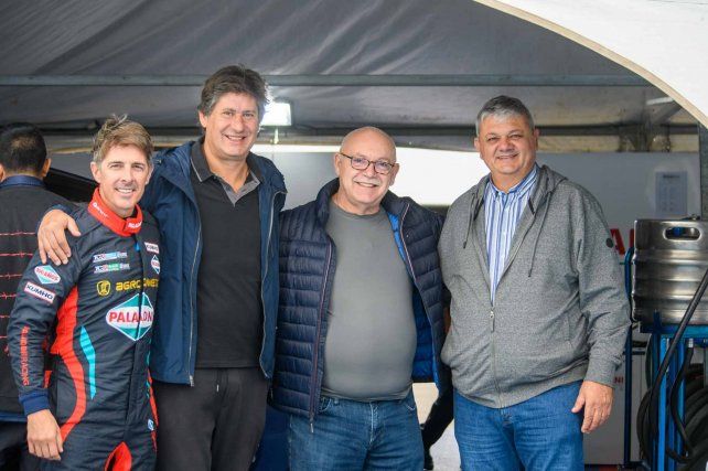 Fabian Yannantuoni Piloto del Equipo Paladini Racing junto a Roly santacrocce y amigos