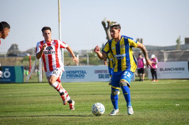 Joaquín Ferraris se juega la personal ante la doble marca de Instituto. Central se trajo un punto desde Córdoba.