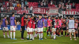 Mi noche triste. El plantel rojinegro deja la cancha con signos de preocupación por la derrota, en la semana previa al gran partido del año en la ciudad.