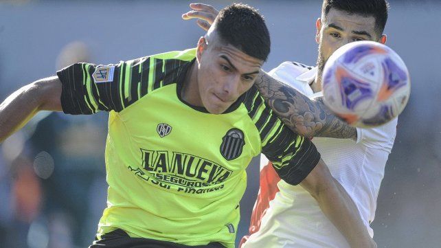 Barracas Central sorprendió al líder River en su cancha.