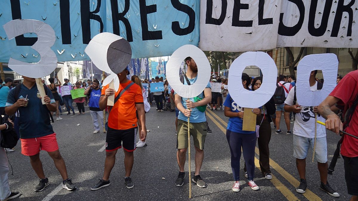 Una multitud en Plaza de Mayo para conmemorar el 24 de marzo