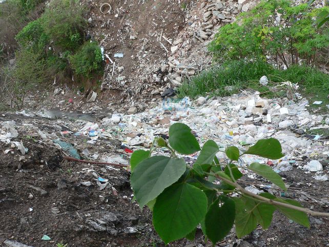 En 2007 los vecinos denunciaron que Cotapa tiraba desechos al arroyo. Foto UNO.&nbsp;