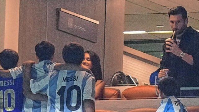 Messi mira el partido de Argentina en un palco.