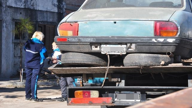 Los vehículos son retirados de la vía pública y llevados al corralón municipal.&nbsp;