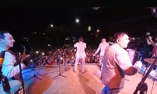 Los Lirios haciendo bailar a todos los paranaenses