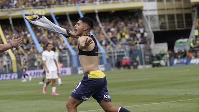 Santiago Segovia se saca la camiseta para festejar su único gol en primera