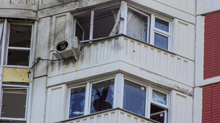 Daños en un edificio de departamentos en Moscú. Ocho drones atacaron la capital rusa, pero fueron derribados.&nbsp;
