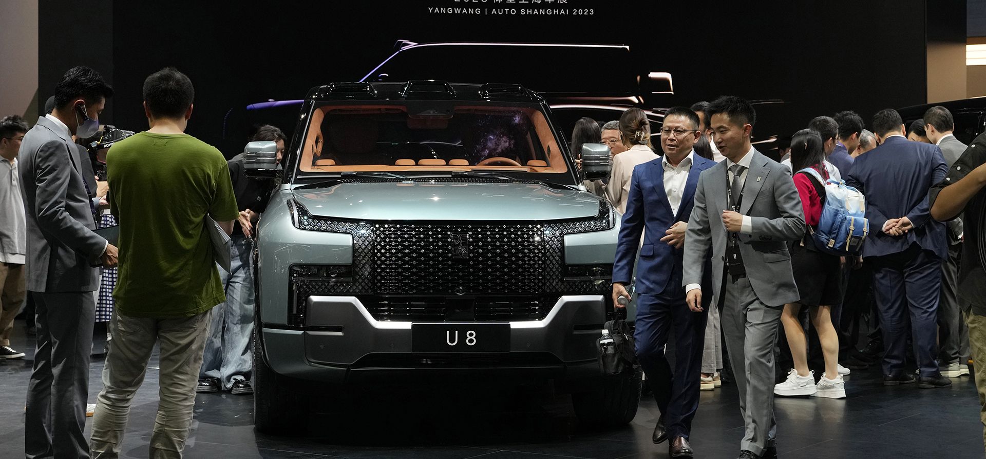 Los asistentes observan el U8 de Yangwang, una marca de lujo del fabricante de automóviles chino BYD, durante la exhibición Auto Shanghai 2023 en Shanghai, el miércoles 19 de abril de 2023. (Foto AP/Ng Han Guan)