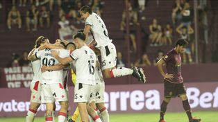 Los futbolistas de Newells festejan uno de los goles ante Lanús como visitante cuando jugaron allá en 2024.