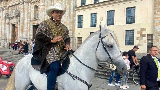 Colombia: un senador aprovechó que el Congreso es pet-friendly y entró a caballo