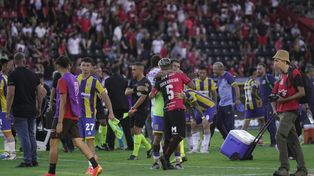 Ever Banega y los saludos finales . El 5 leproso fue el mejor de Newells y hasta hizo un golazo.