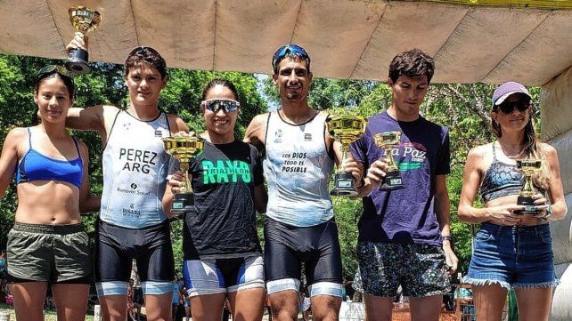 Los integrantes del podio en varones y damas del Triatlón Provincial.