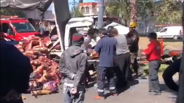 Personal de Bomberos rescata al conductor del utilitario siniestrado en la zona de Rondeau y Pago Largo.&nbsp;
