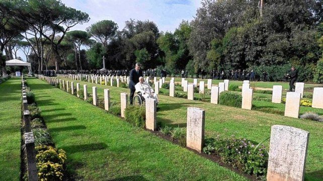 El Papa Francisco celebró misa en el camposanto que guarda los restos de los soldados caídos de Roma. Tantos muertos inocentes