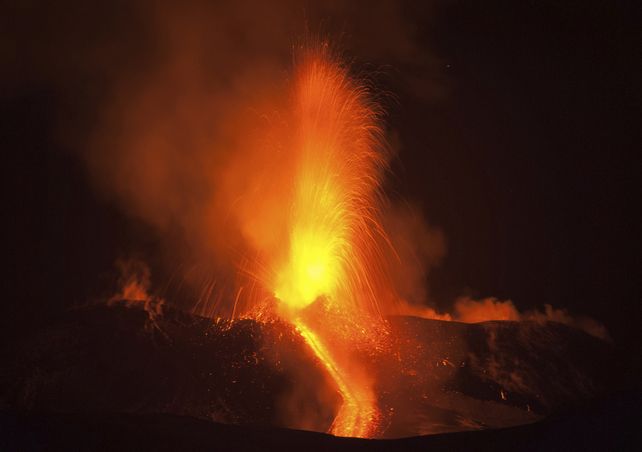 El volcán Etna, en la isla de Sicilia, entró en erupción en las últimas horas