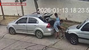 Momento en que el dúo robaba baterias en al zona del barrio La Florida