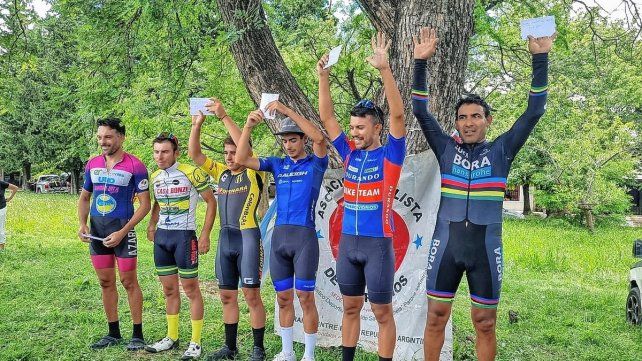 Uno de los podios que hubo en la primera fecha que se realizó en Paraná.