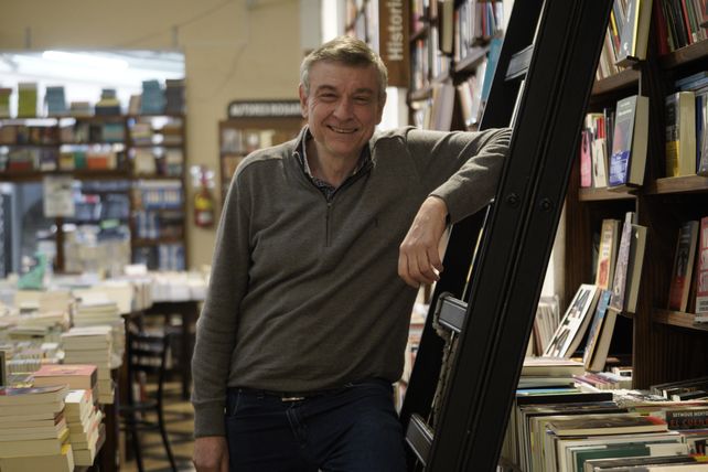 Gabriel lleva 38 años rodeado de su pasión, porque ante todo es un gran lector.