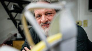 Miguel Martine en su taller de zona sur, desde donde fabrican gran parte de los zapatos de diseño que hacen a medida.