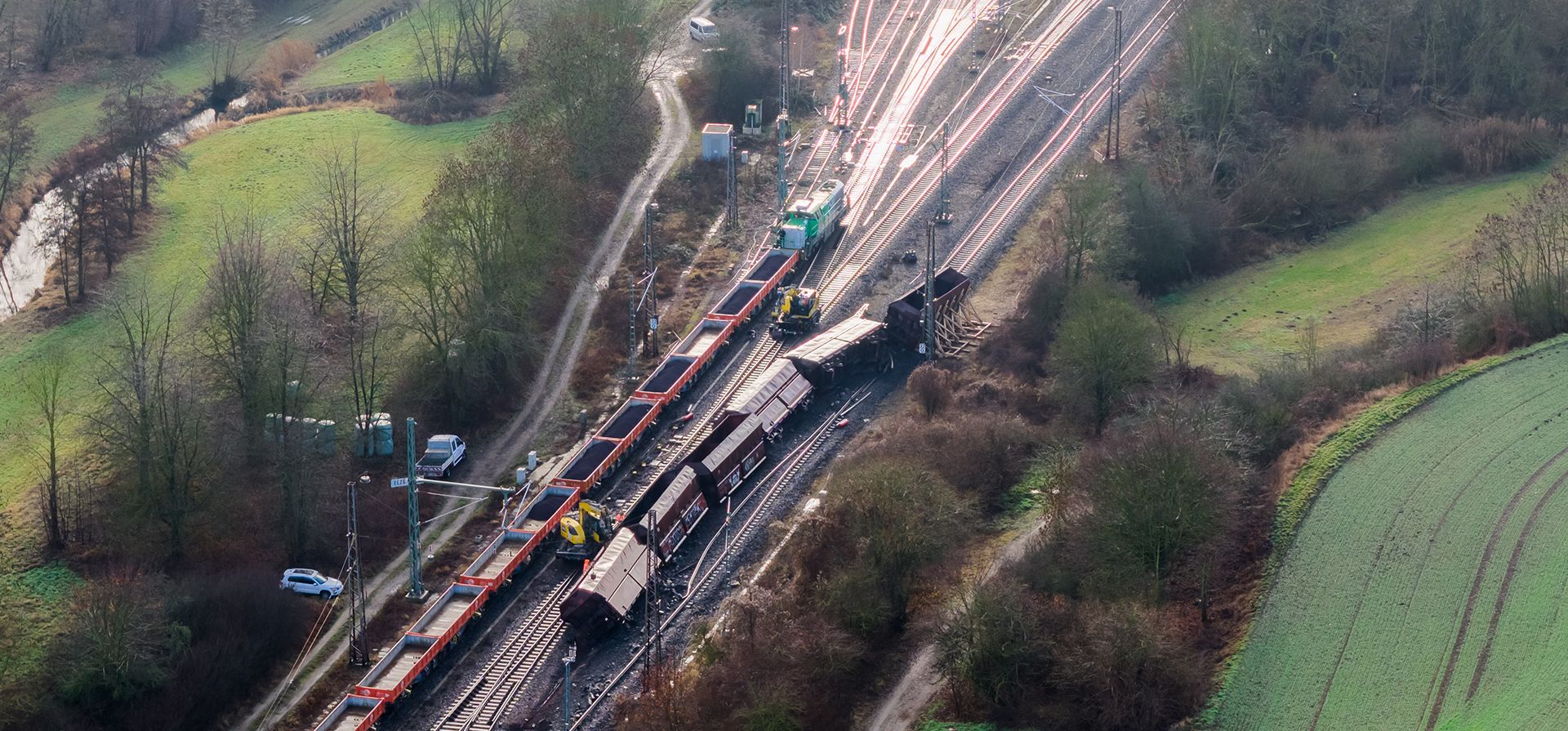 Un tren de mercancías descarrilado yace sobre la vía en el distrito de Hildesheim tras un accidente en Elze, Alemania, el lunes 29 de diciembre de 2025. (Julian Stratenschulte/dpa vía AP)