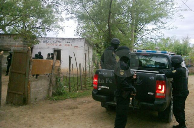 Detenidos y armas secuestradas en allanamientos en Alto Verde