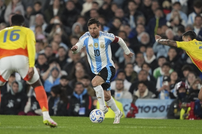 Messi tuvo la primera acción de riesgo para Argentina ante Colombia.