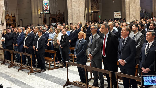 La homilía en homenaje al recordado Pontífice estuvo signada por gestos vinculados a la coyuntura.