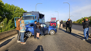 Violento choque entre un camión y un automóvil en el viaducto Che Guevara
