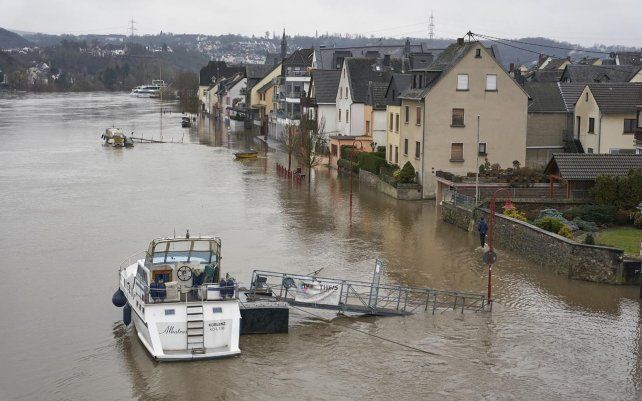 Las orillas del río Rin están inundadas en Niederwerth, Alemania. Las fuertes lluvias y el derretimiento de la nieve provocaron que los niveles aumentaran.