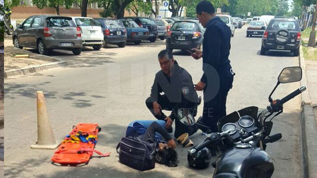 Una mujer cayó de su moto al esquivar un perro que cruzó la calle
