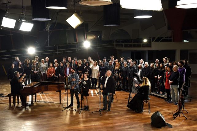 Emotivo homenaje a las víctimas de la AMIA realizado por cien artistas