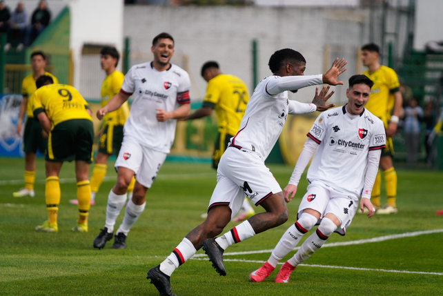 El colombiano Jherson Mosquera anotó el primer tanto de Newells en el Tito Tomaghello.