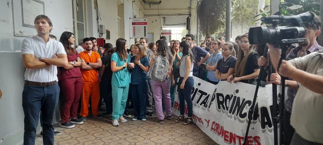 Médicos residentes en la protesta de esta mañana frente a la dirección del Hospital Provincial.