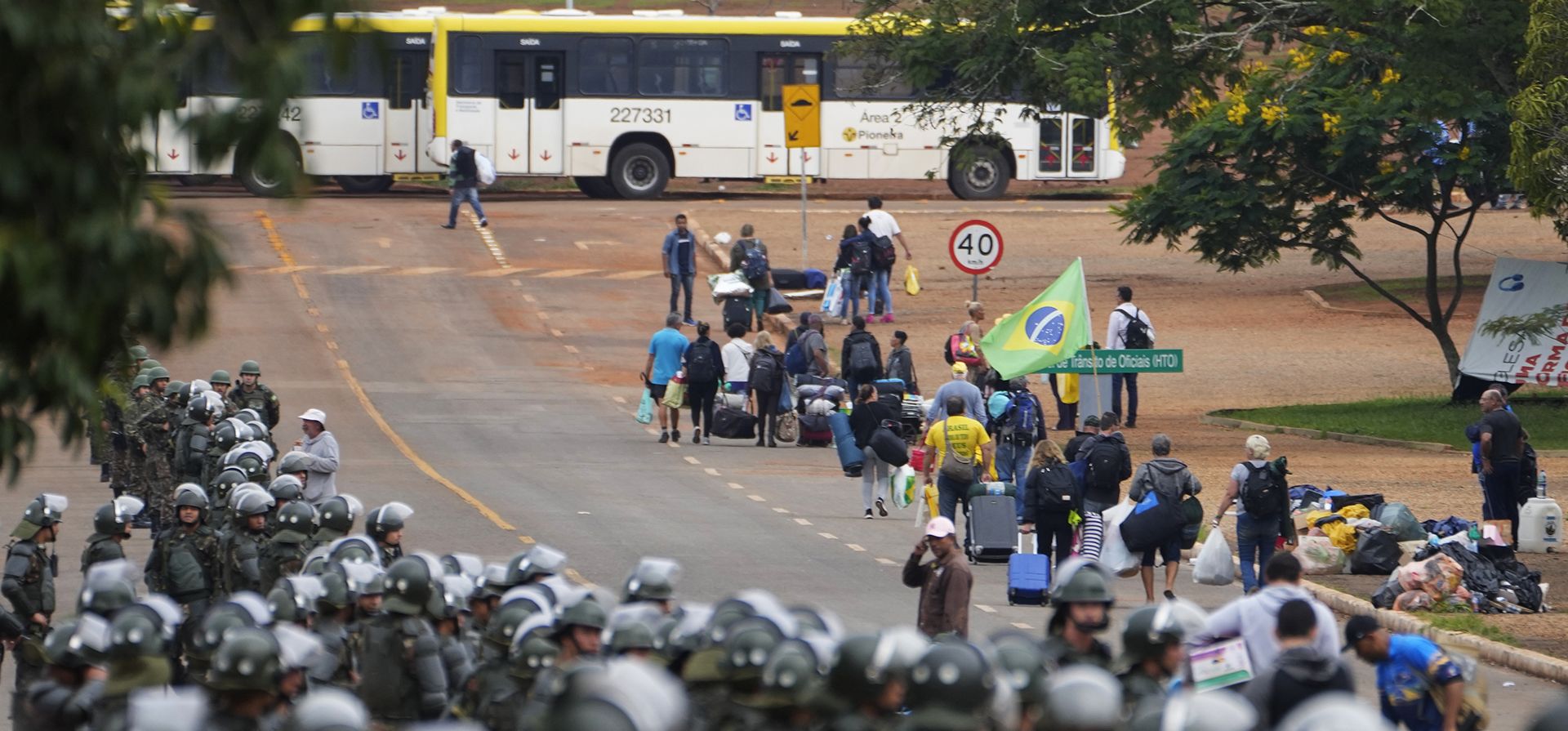 Oficiales de policía toman posiciones mientras los partidarios del expresidente de Brasil, Jair Bolsonaro, abandonan un campamento frente a la sede del Ejército en Brasilia, Brasil, el lunes 9 de enero de 2023.  (Foto AP/Eraldo Peres)