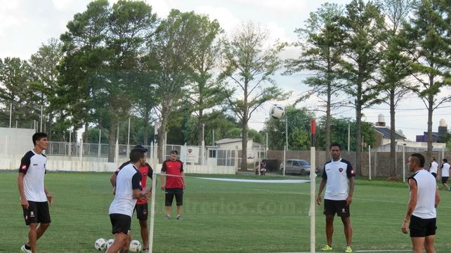 El plantel Santo efectuó tareas livianas en la jornada de ayer en La Capillita. &nbsp; 