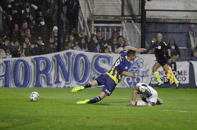 Marco Ruben cae dentro del área en una jugada en la que pareció penal, pero que el árbitro desestimó.