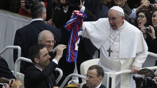 El Papa recorrió la plaza San Pedro y recibió una camiseta del San Lorenzo de sus amores