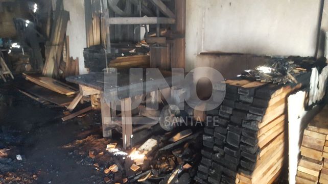 Bº Mayoraz: Tato trabaja en la maderera desde los 13, hoy se incendió y perdió todo